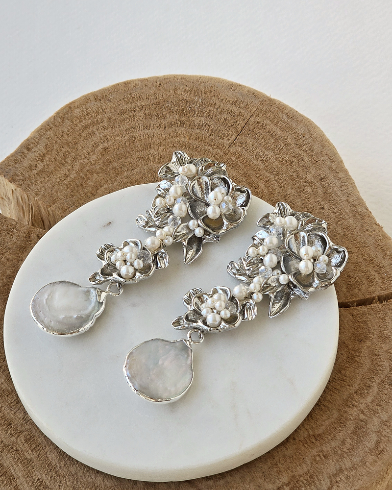 Aros grandes de flores bordadas y perlas