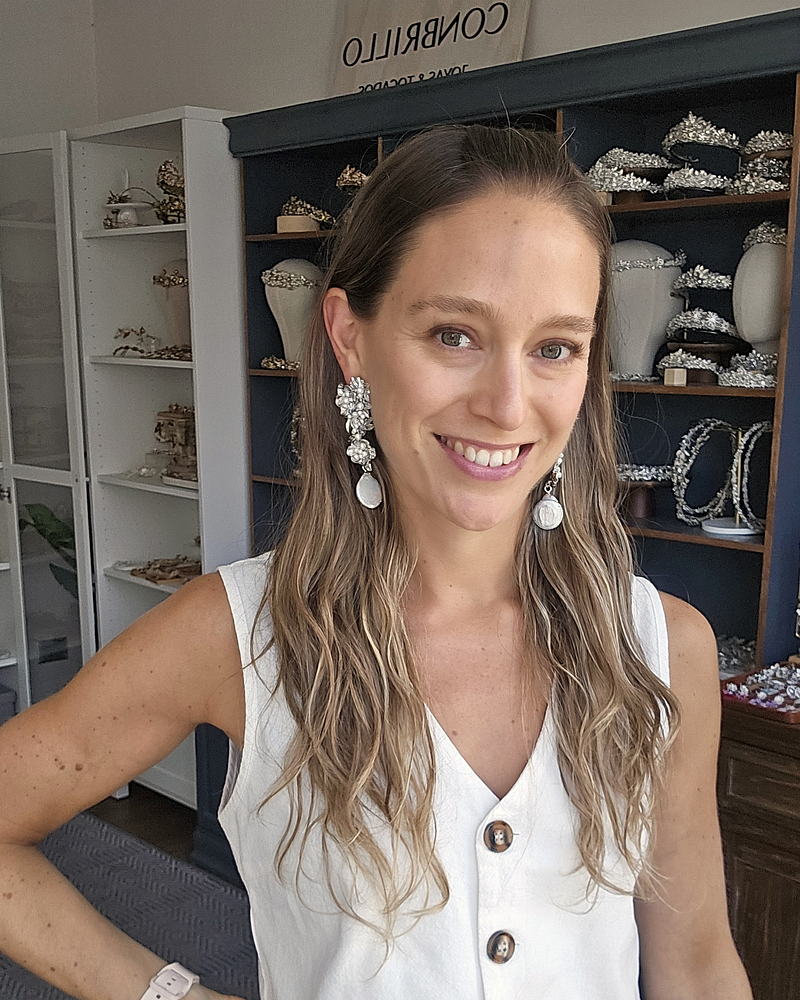 Aros grandes de flores bordadas y perlas