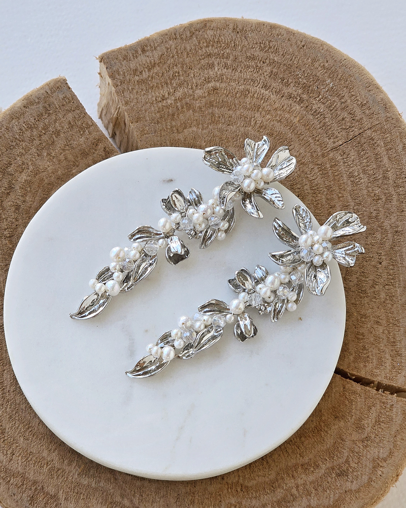 Aros largos de flor y hoja bordados