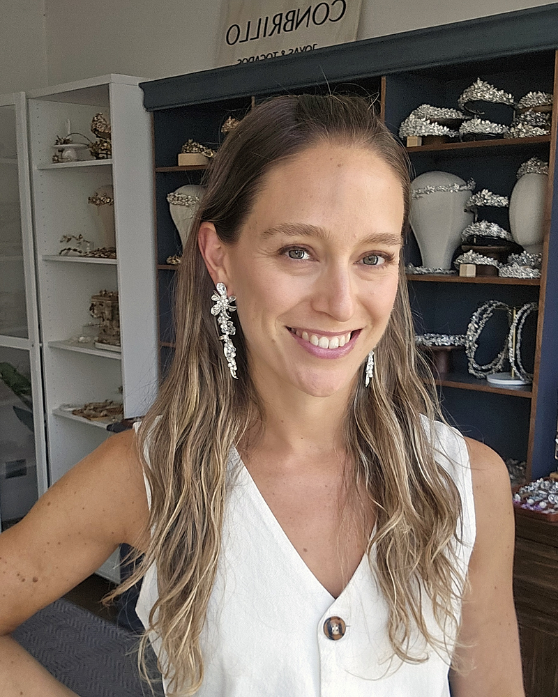 Aros largos de flor y hoja bordados