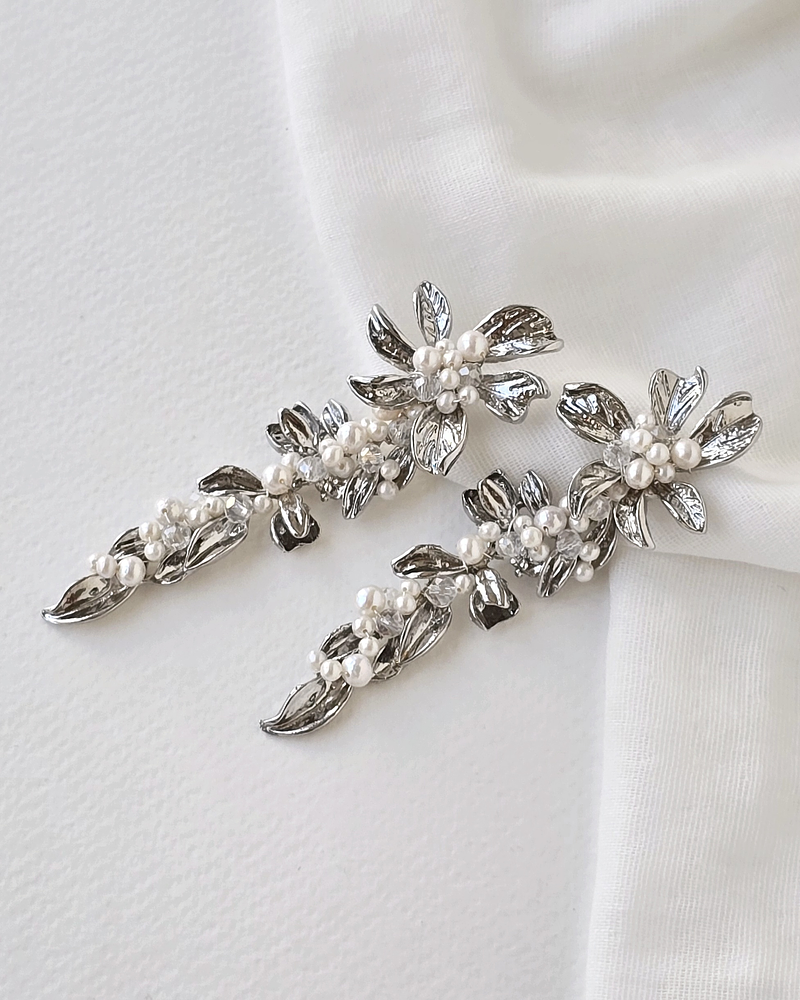 Aros largos de flor y hoja bordados