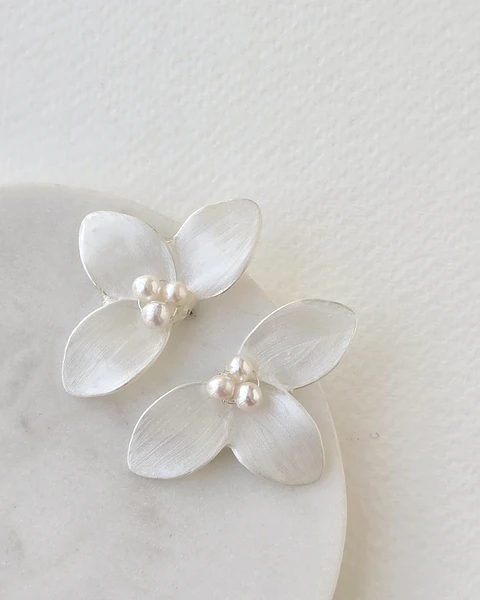 Aros media flor cristalizada plateada pequeña