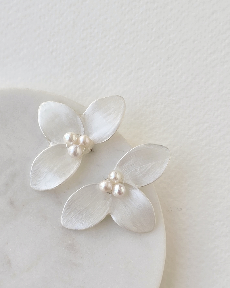 Aros media flor cristalizada plateada pequeña