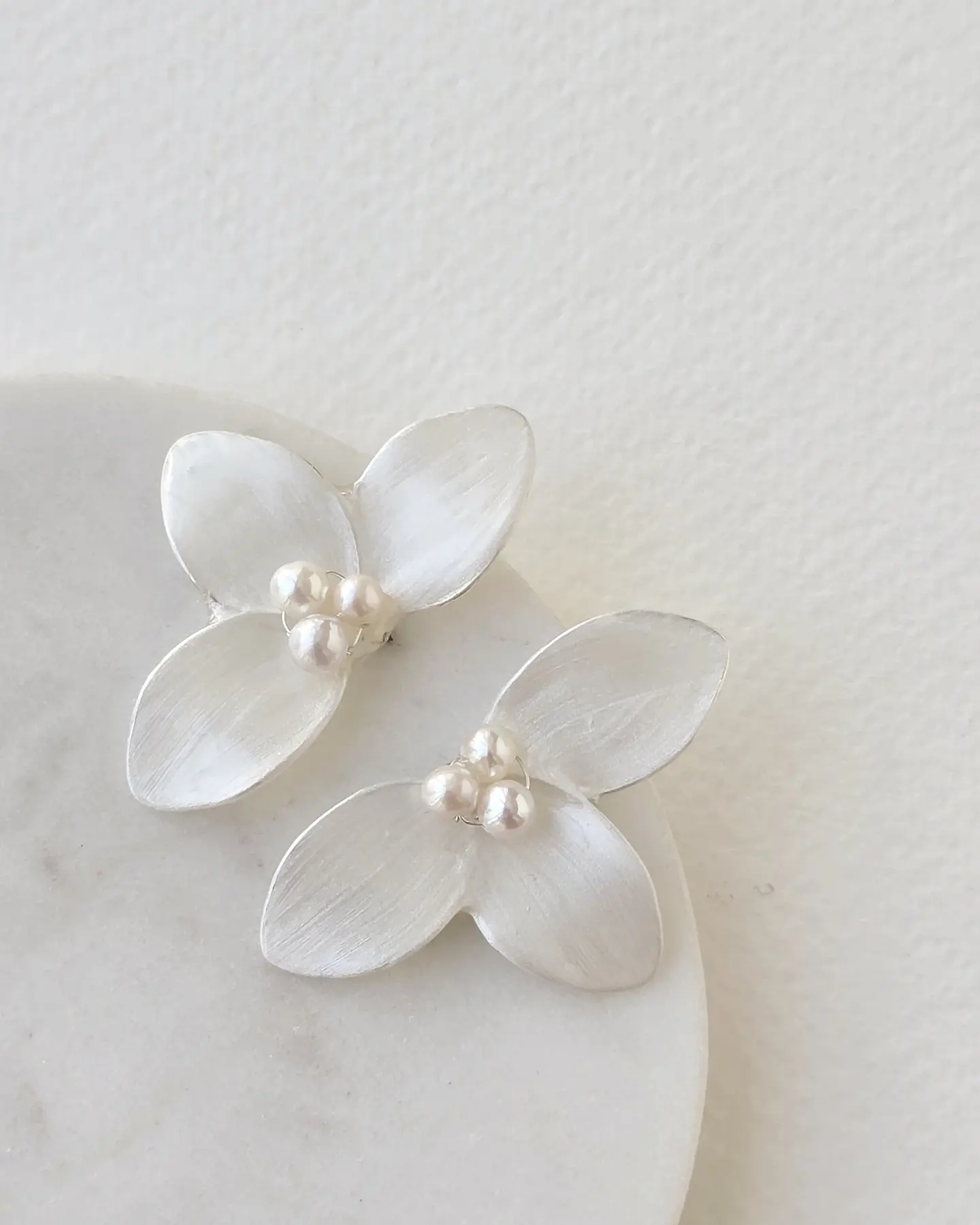 Aros media flor cristalizada plateada pequeña 2
