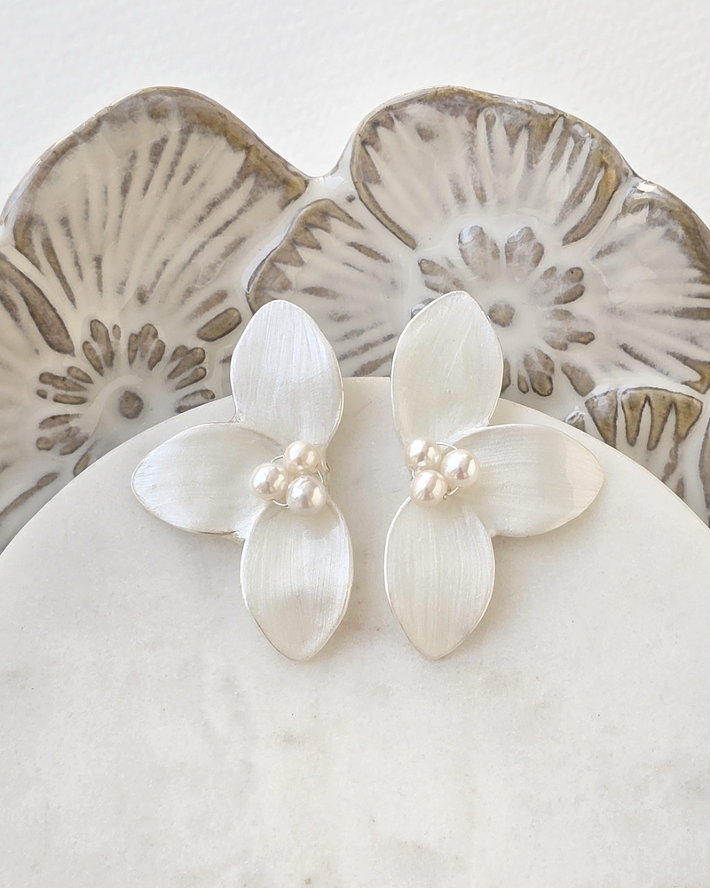 Aros media flor cristalizada plateada pequeña