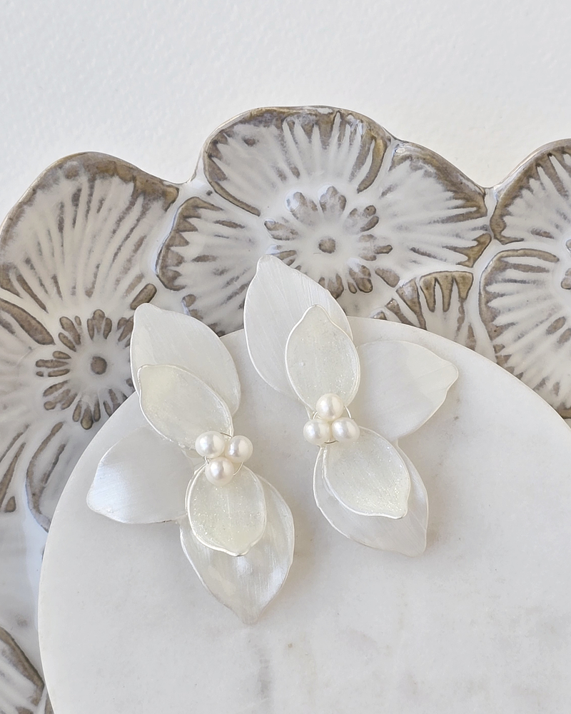 Aros media flor doble anacarada con perlas