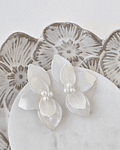 Aros media flor doble anacarada con perlas