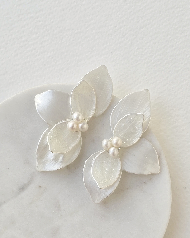 Aros media flor doble anacarada con perlas