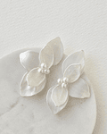 Aros media flor doble anacarada con perlas