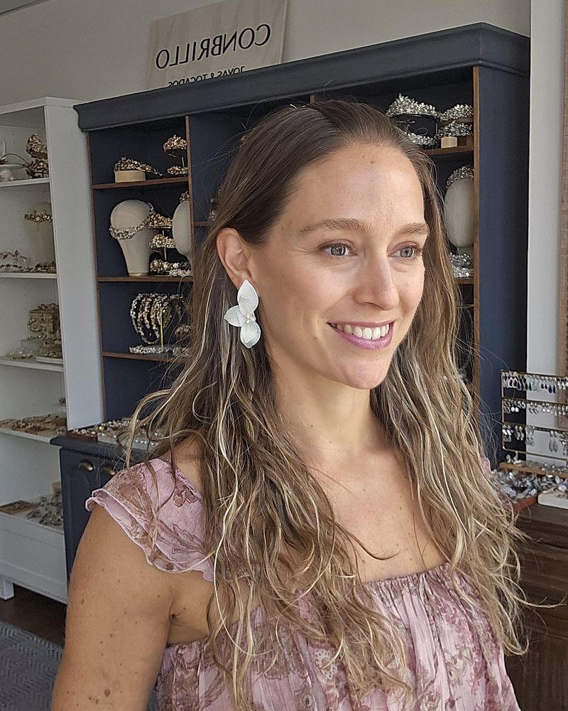 Aros media flor doble anacarada con perlas