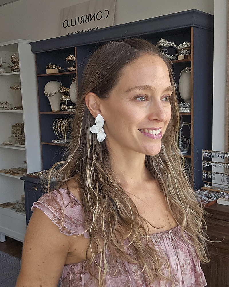 Aros media flor doble anacarada con perlas