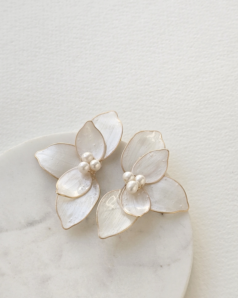 Aros media flor doble anacarada con perlas oro