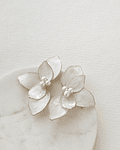 Aros media flor doble anacarada con perlas oro