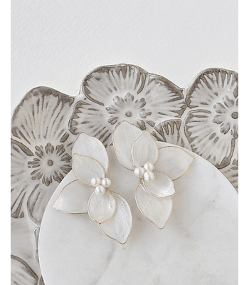 Aros media flor doble anacarada con perlas oro