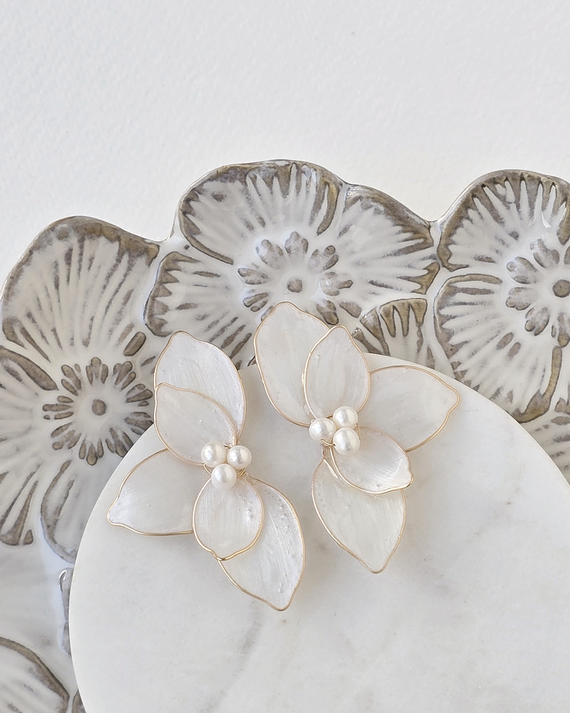 Aros media flor doble anacarada con perlas oro