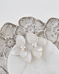 Aros media flor doble anacarada con perlas oro