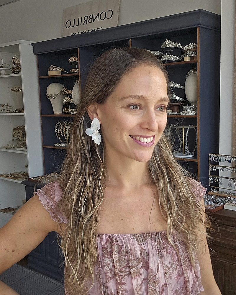 Aros media flor doble anacarada con perlas oro