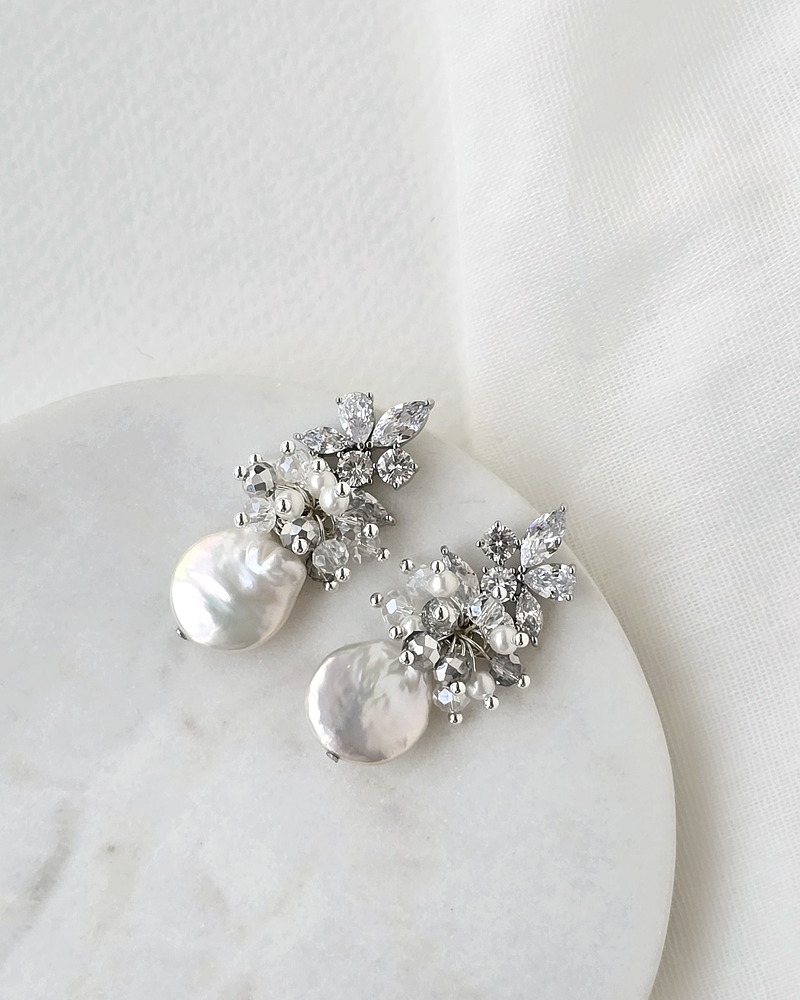 Aros circonita irregulares y perla con racimo