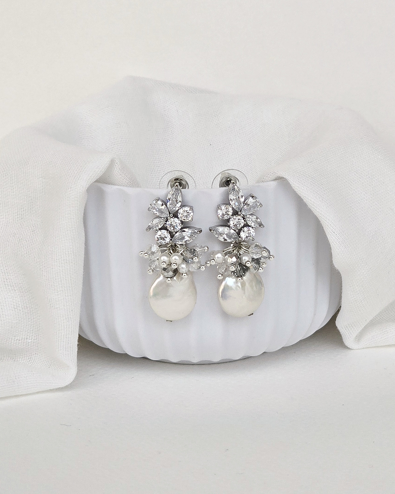 Aros circonita irregulares y perla con racimo