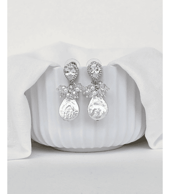 Aros circonita clásicos con perla barroca y racimo