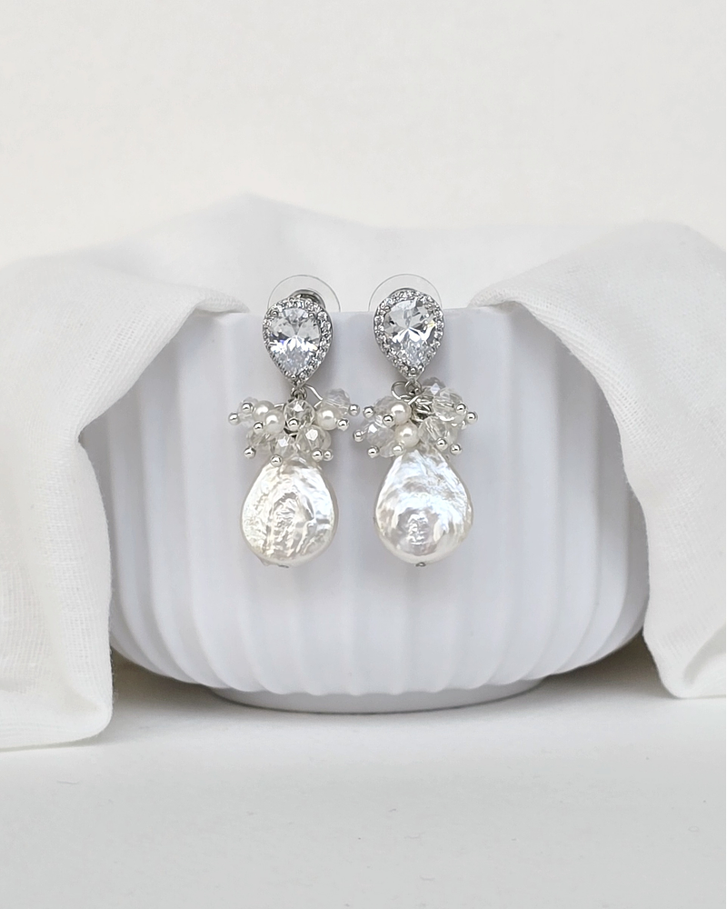 Aros circonita clásicos con perla barroca y racimo