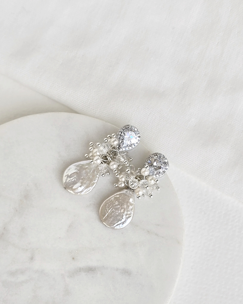 Aros circonita clásicos con perla barroca y racimo