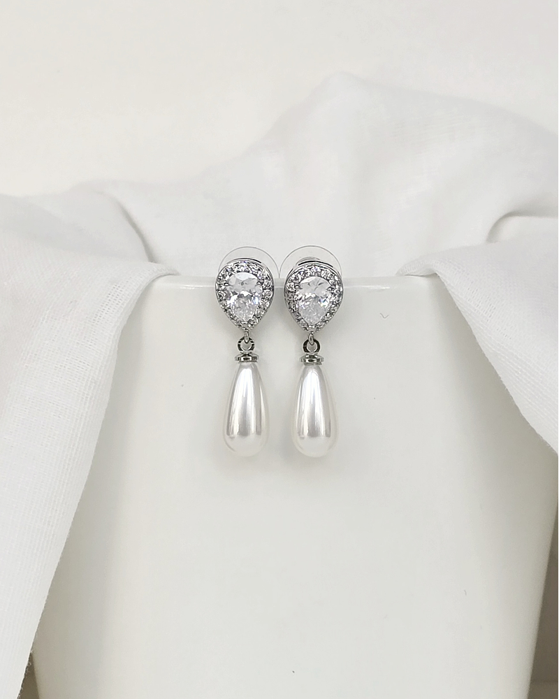 Aros clásicos de circonita y perla alargada