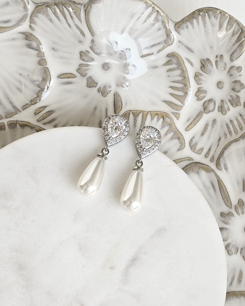 Aros clásicos de circonita y perla alargada