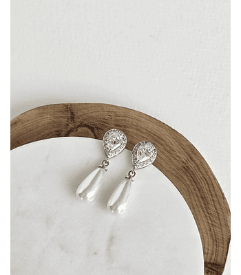 Aros clásicos de circonita y perla alargada