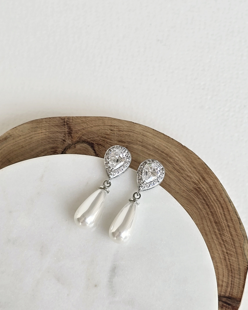 Aros clásicos de circonita y perla alargada