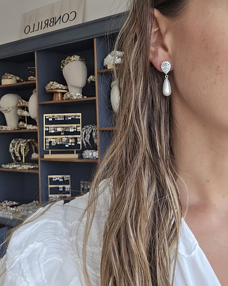 Aros clásicos de circonita y perla alargada