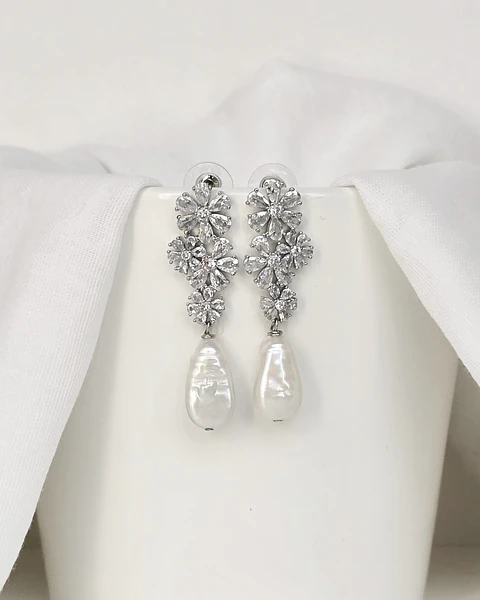 Aros flores circonitas y perla barroca