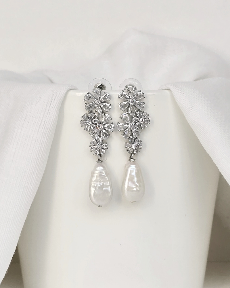 Aros flores circonitas y perla barroca