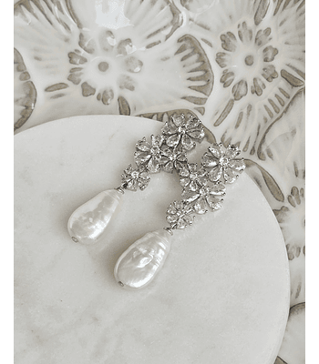 Aros flores circonitas y perla barroca