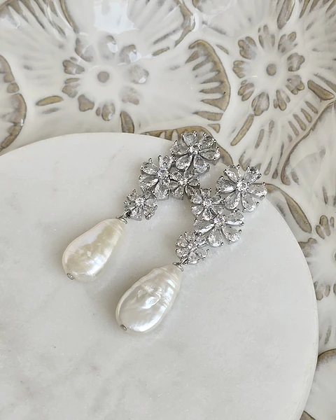 Aros flores circonitas y perla barroca