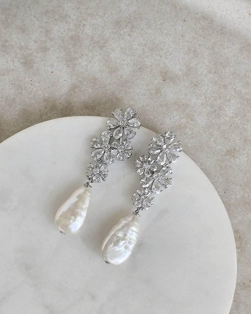 Aros flores circonitas y perla barroca