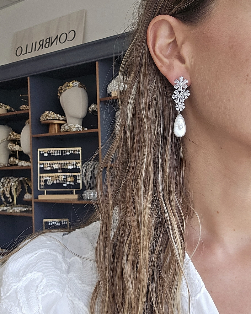 Aros flores circonitas y perla barroca