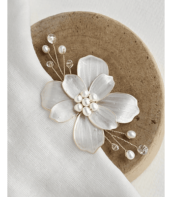 Pin de flor anacarada con ramitas 