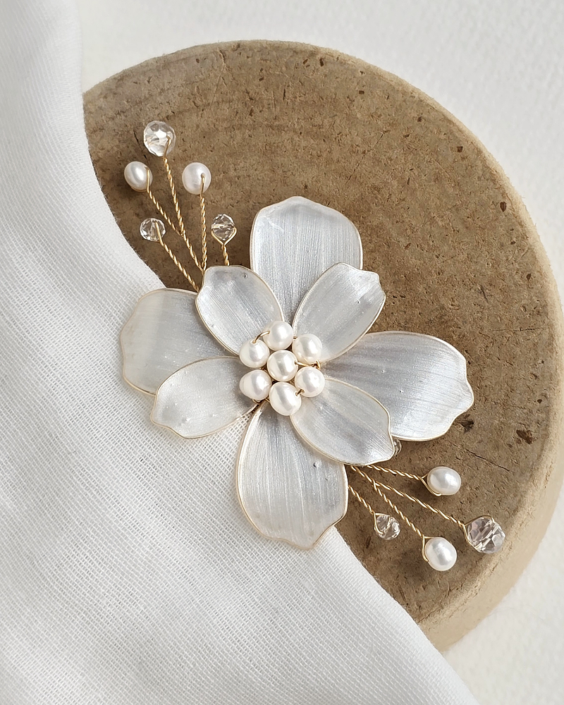 Pin de flor anacarada con ramitas 