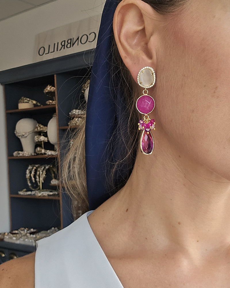 Aros blanco y fucsia con racimo