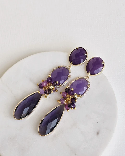 Aros largos morados con racimo