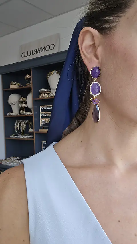 Aros largos morados con racimo