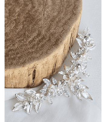 Tocado en punta de hojas y flores