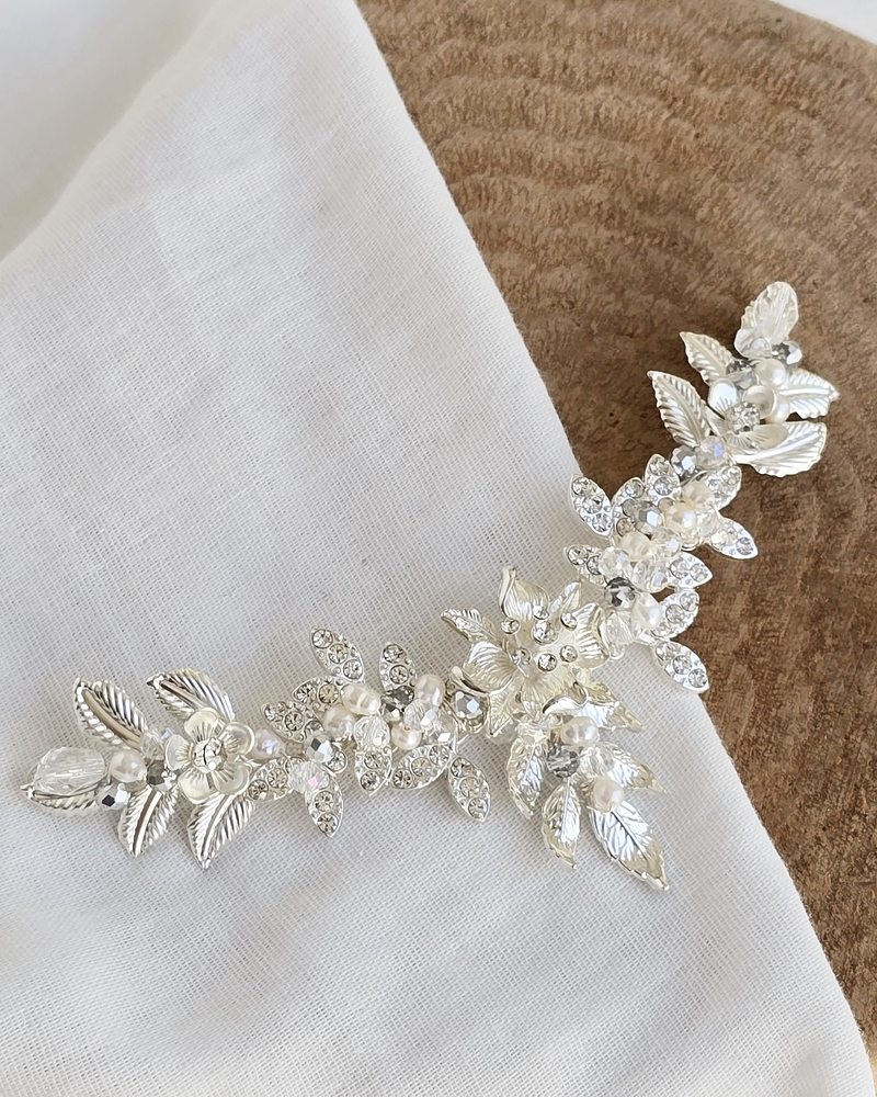 Tocado en punta de hojas y flores