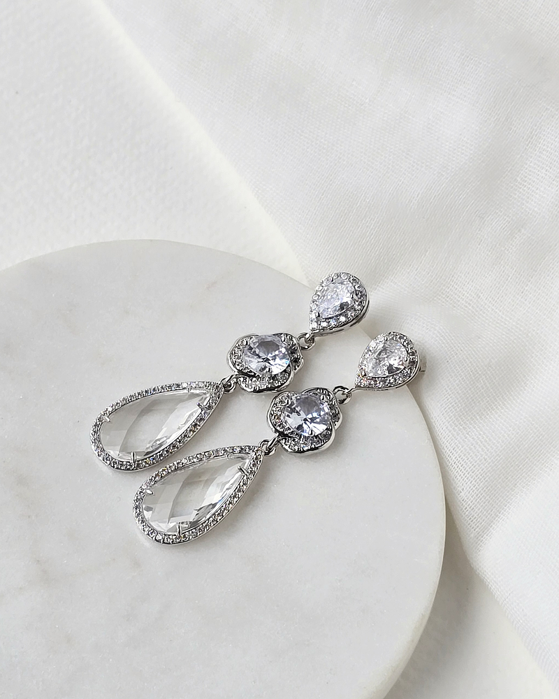 Aros largos de circonitas y cristal transparente