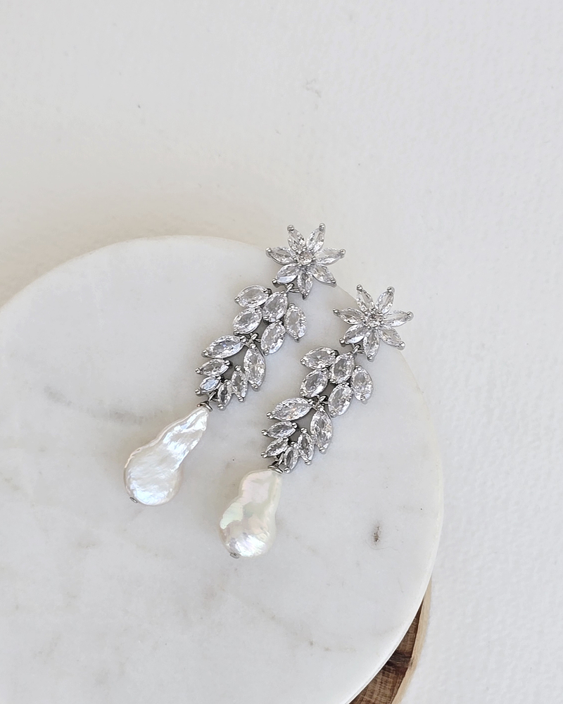 Aros largos circonita y perla barroca