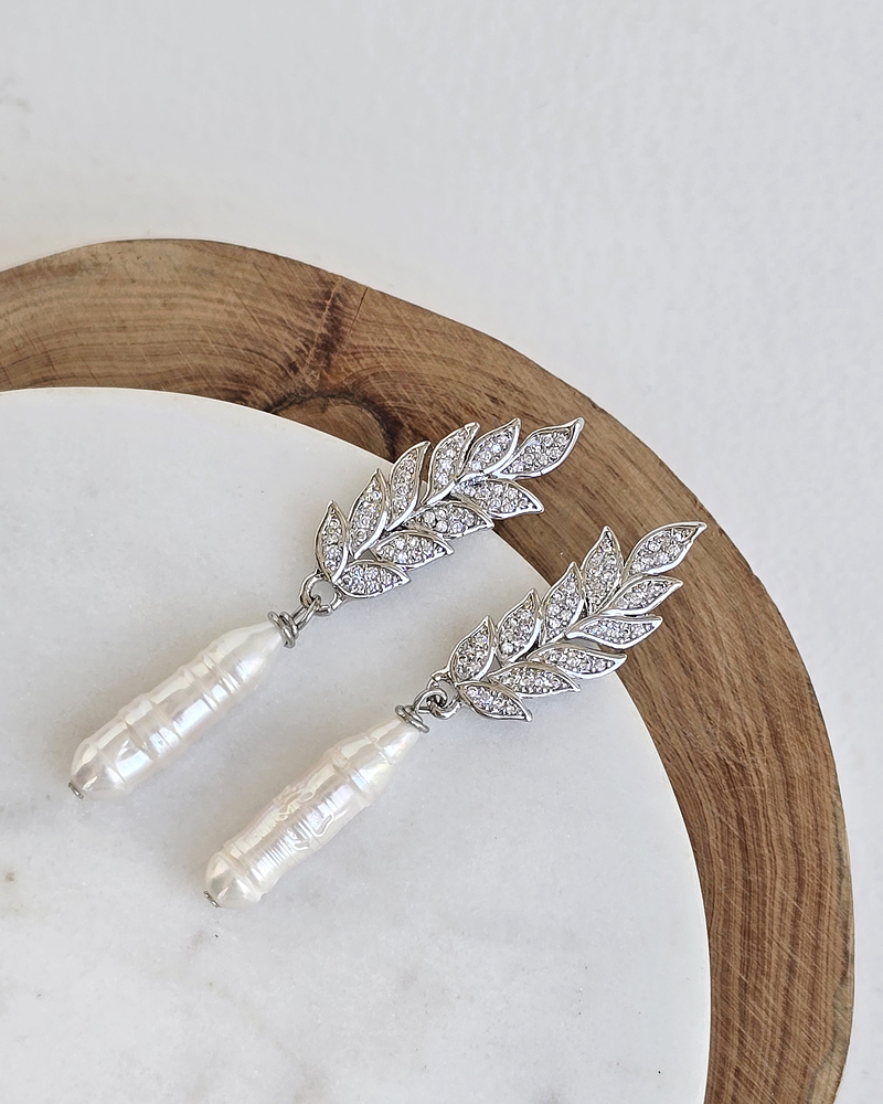 Aros hojas larga con perla alargada