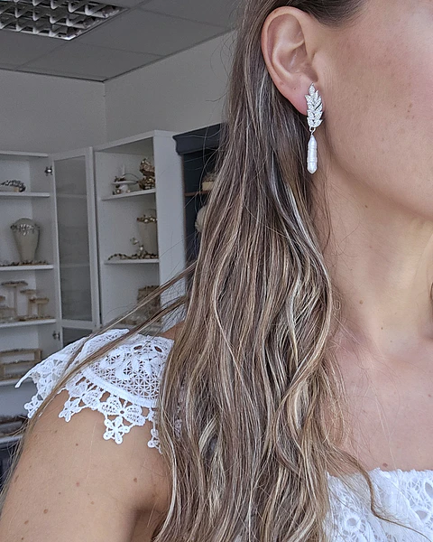 Aros hojas larga con perla alargada