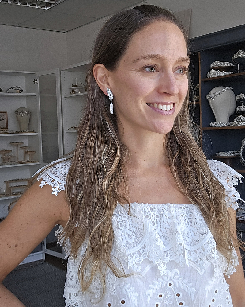 Aros hojas larga con perla alargada