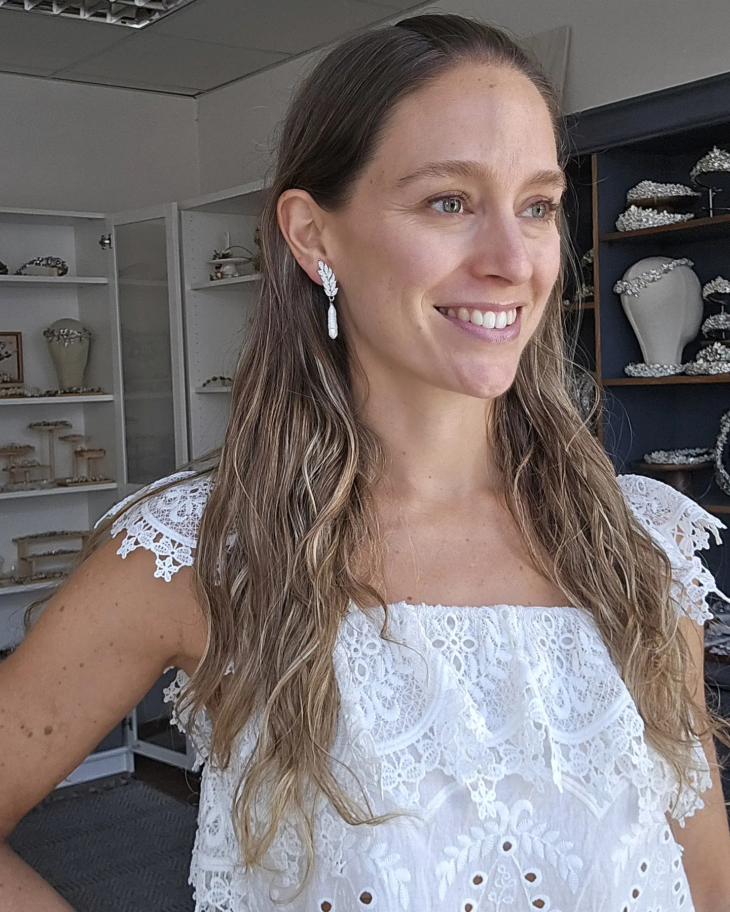 Aros hojas larga con perla alargada 3